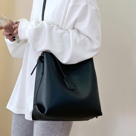 classic black medium sized crossbody bag - Picture 6 of 8